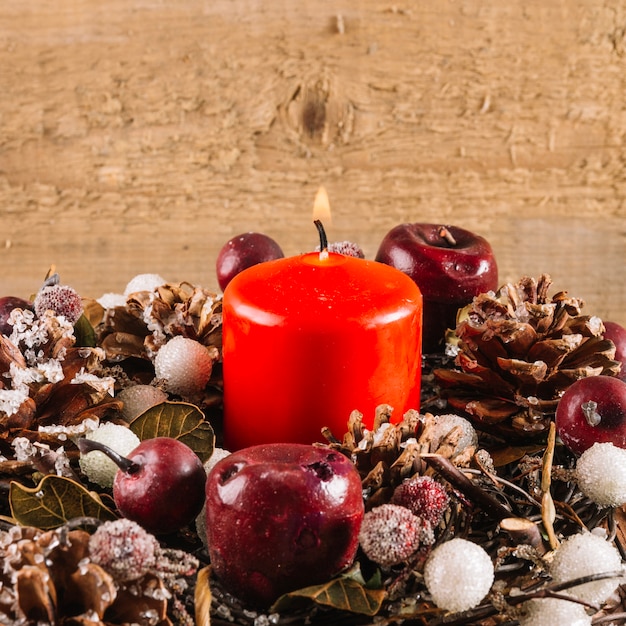 Composición de navidad con vela ardiendo