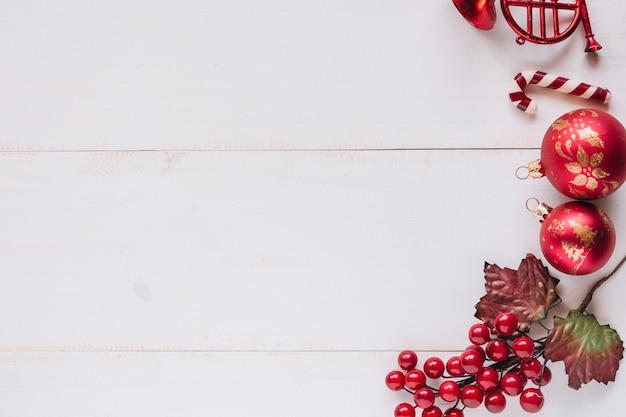 Composición navideña de adornos con frutos rojos.