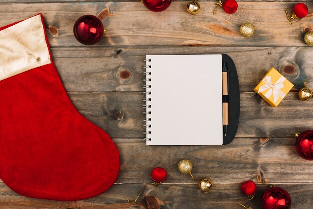 Composición navideña del bloc de notas con calcetín navideño.