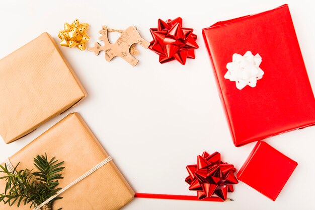 Composición navideña con cajas envueltas y coloridos arcos.
