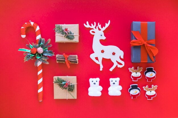 Composición navideña de cajas de regalo con bastón de caramelo.