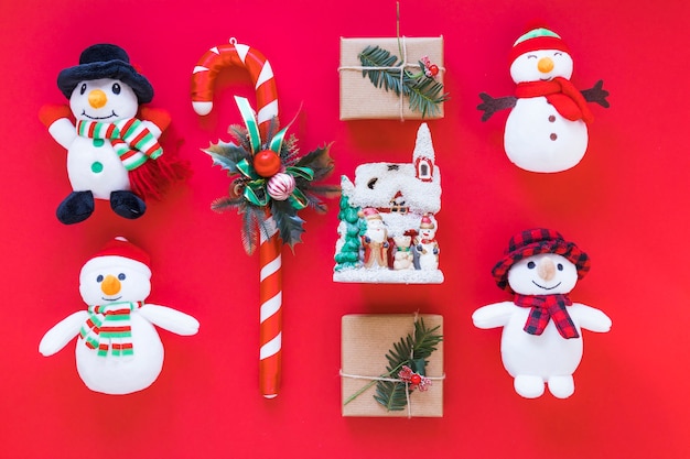 Composición navideña de cajas de regalo con pequeños muñecos de nieve.