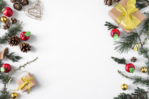 Composición navideña de cajas de regalo con ramas.