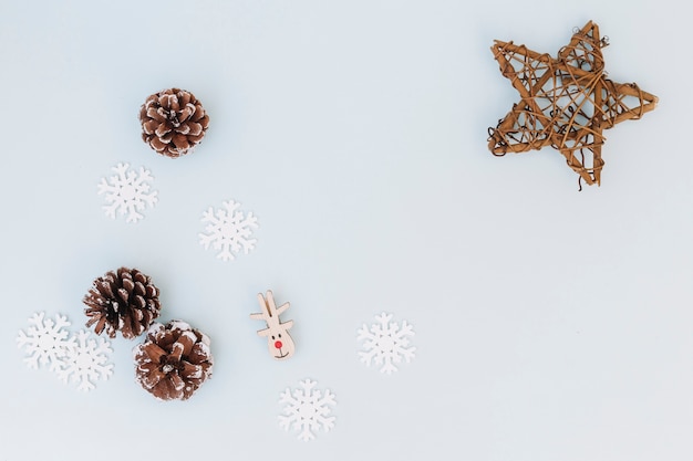 Composición navideña de conos con copos de nieve.