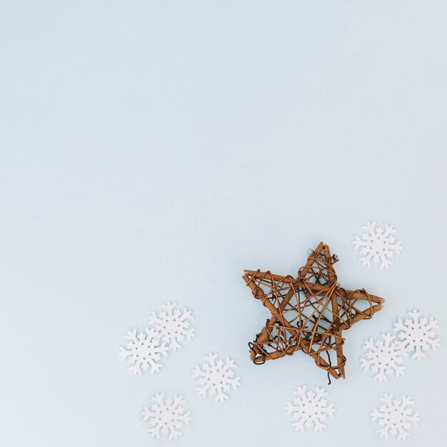 Composición navideña de copos de nieve con estrella.