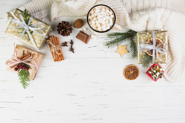 Composición navideña envuelta de regalos y cacao.