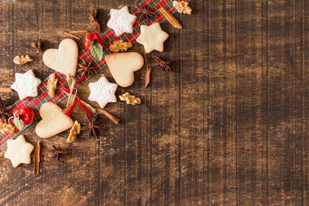 Composición navideña de galletas con canela.