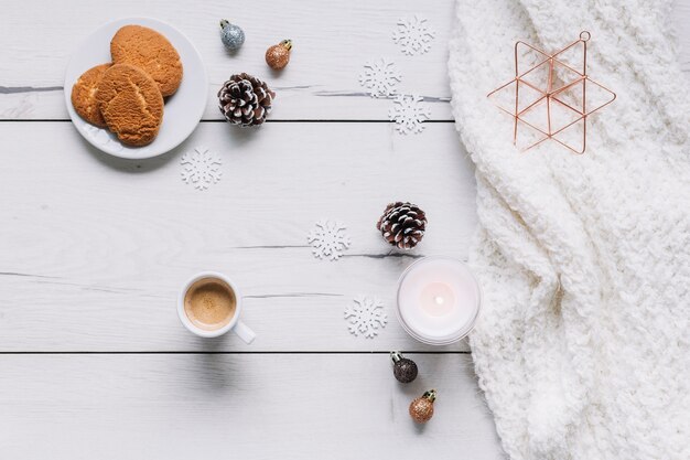 Composición navideña de galletas con vela.