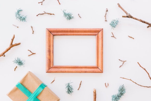 Foto gratuita composición navideña de marco de madera con caja de regalo.