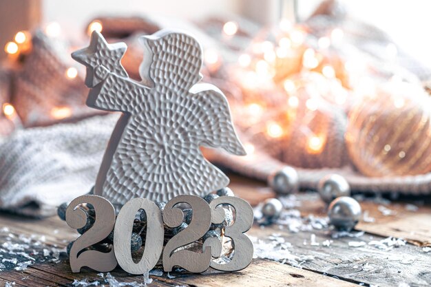 Foto gratuita composición navideña con números 2023 y ángel decorativo