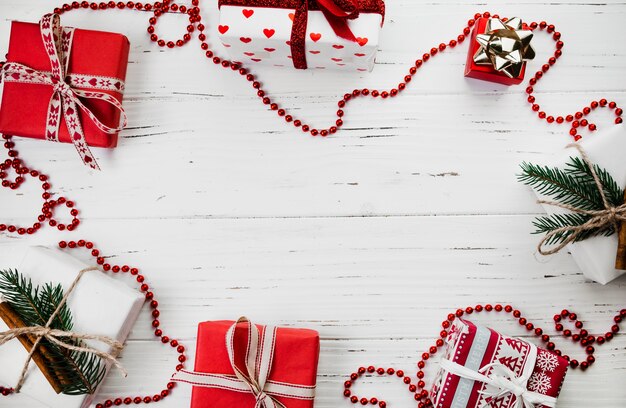 Composición navideña de pequeñas cajas de regalo.