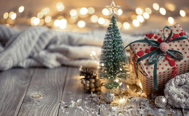 Composición navideña con un regalo festivo sobre un fondo borroso