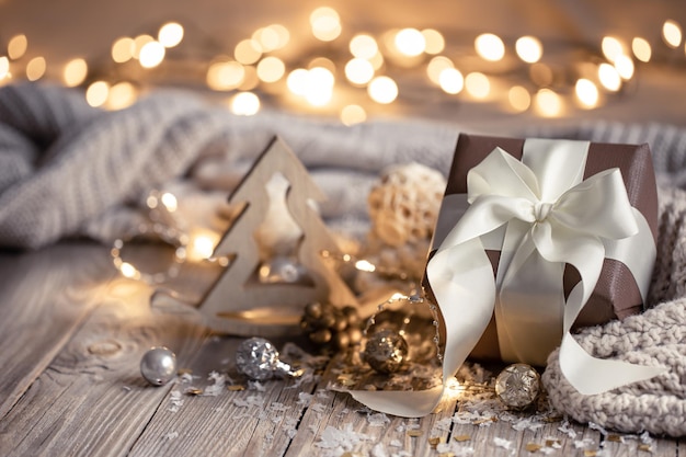 Composición navideña con un regalo festivo sobre un fondo borroso