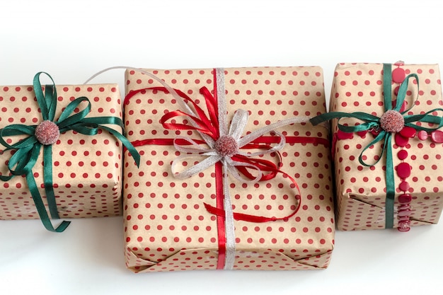 Composición navideña de varias cajas de regalo envueltas en papel artesanal y decoradas con cintas de raso. Vista superior, endecha plana.