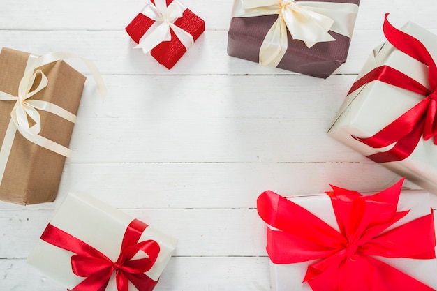 Composición navideña de varias cajas de regalo.