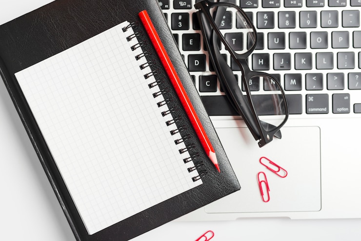 Foto gratuito composición de negocios con libreta