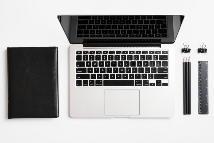 Foto gratuito composición de negocios con portátil
