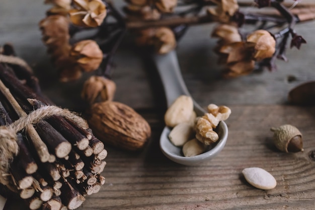 Foto gratuita composición de nueces en cuchara