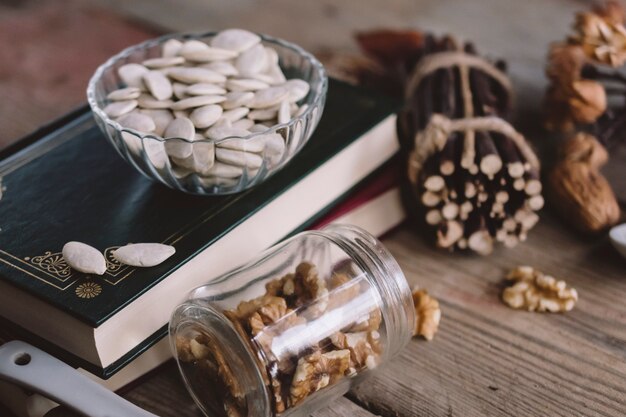 Composición de nueces con libros