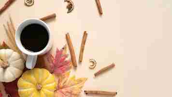 Foto gratuita composición de otoño con café y canela