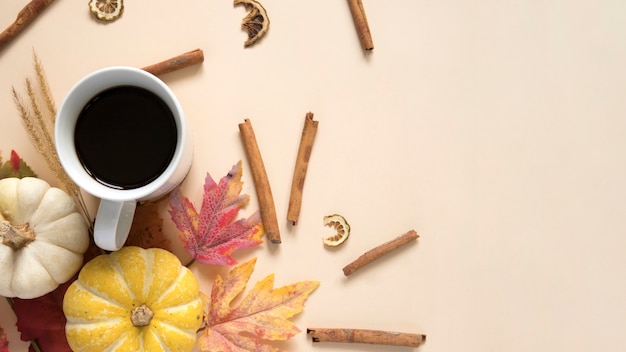 Composición de otoño con café y canela