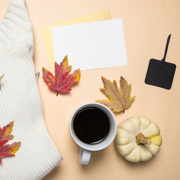 Foto gratuita composición de otoño con café