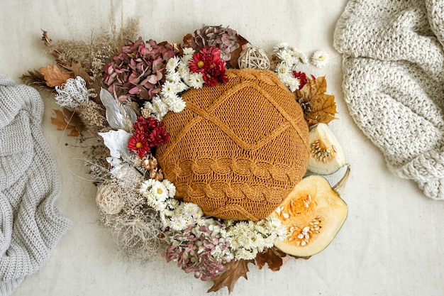 Composición de otoño con flores, calabazas y elementos de punto copie el espacio.