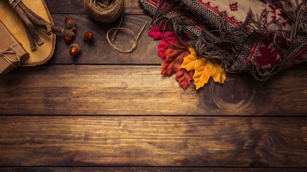 Foto gratuita composición de otoño con hojas y manta