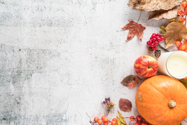 Composición de otoño con hojas en superficie ligera.