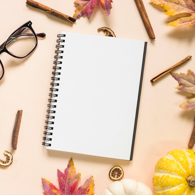 Composición de otoño con libreta