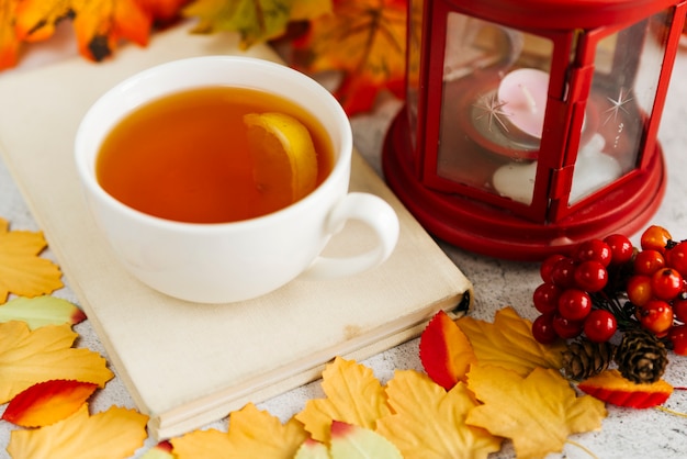 Composición de otoño con taza de té