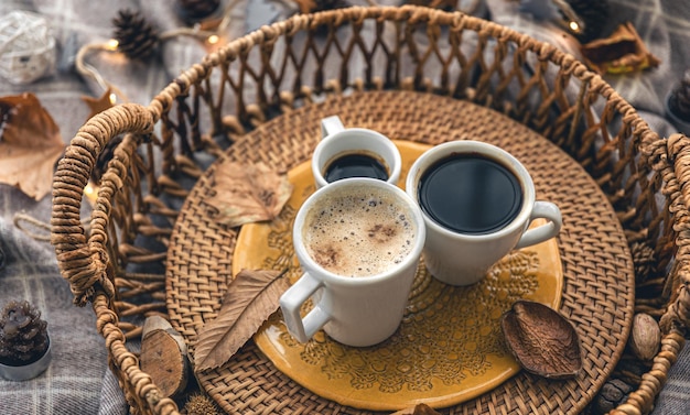 Composición de otoño con tazas de café y hojas.