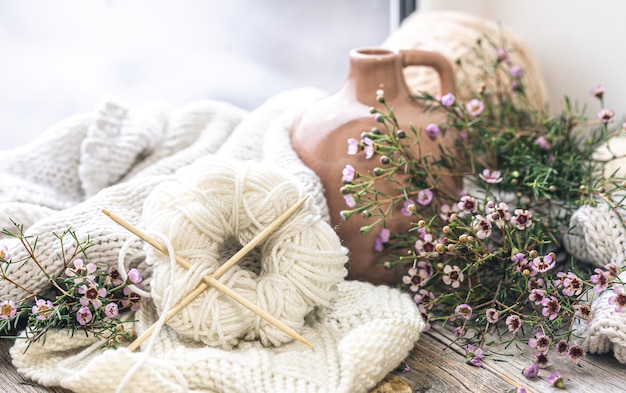 Foto gratuita composición con ovillo de hilo para tejer y flores