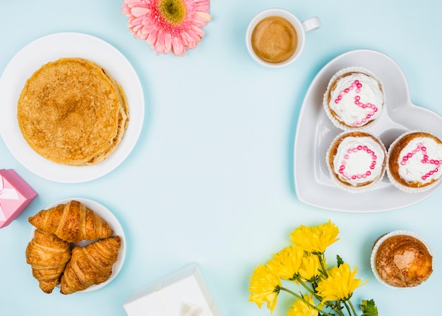 Foto gratuita composición de panadería, flores y regalos.