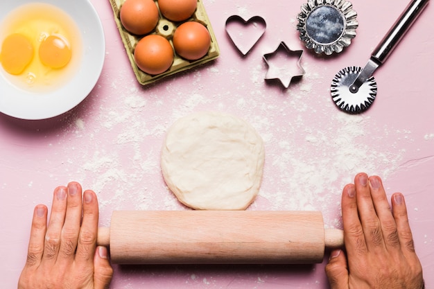 Foto gratuita composición de panadería con masa