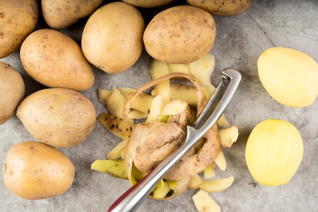 Foto gratuita composición de papas crudas peladas