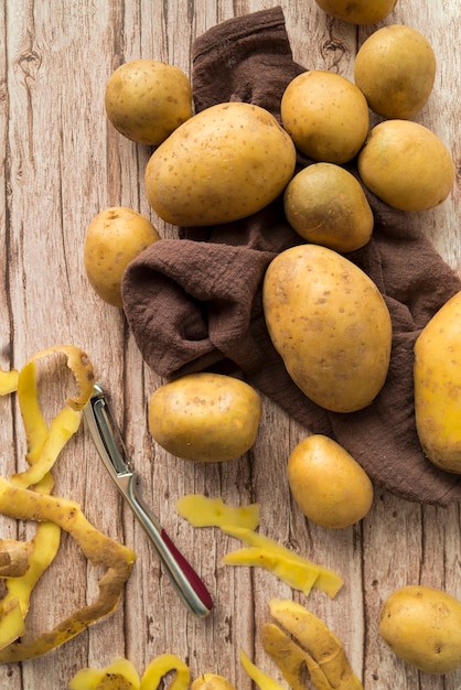 Foto gratuita composición de papas crudas sobre fondo de madera