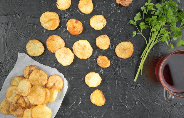 Composición de papas fritas en mesa negra