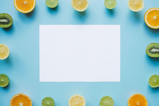 Foto gratuita composición con papel para mensajes y marco de frutas