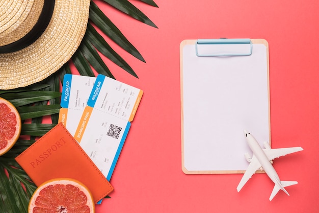 Foto gratuita composición de pasaporte boletos juguete avión bosquejo tablero frutas y sombrero