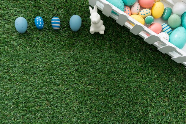 Composición de pascua con conejito y huevos decorativos