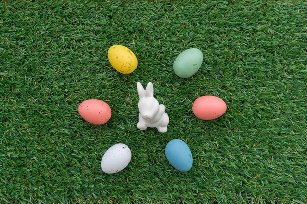 Composición de pascua con conejo y seis huevos de colores