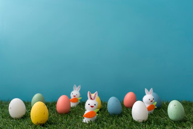 Composición de pascua con conejos y huevos