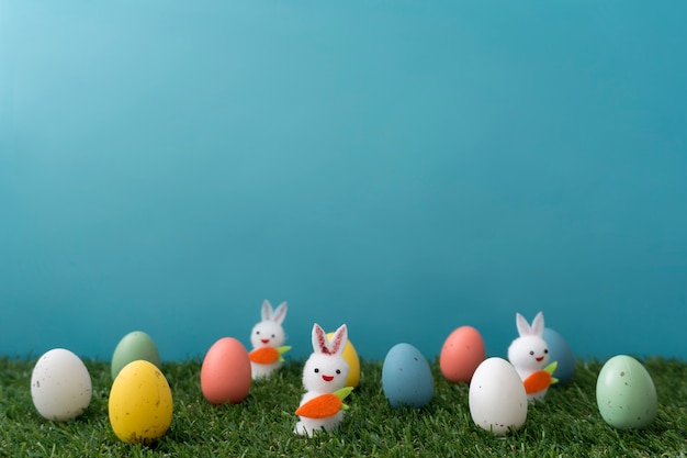 Composición de pascua con conejos y huevos