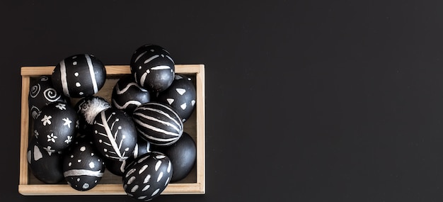 Composición de Pascua con huevos en una caja de madera