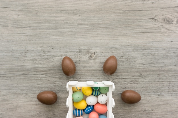 Composición de pascua con huevos de chocolate y huevos de colores