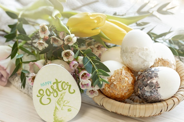 Foto gratuita composición de pascua con huevos decorativos y flores de cerca