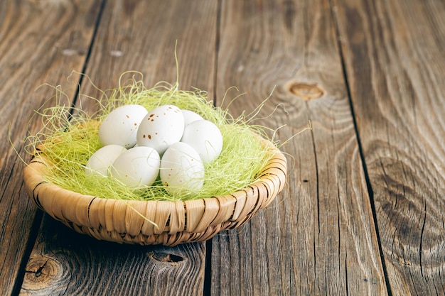 Foto gratuita composición de pascua con huevos en un nido decorativo.