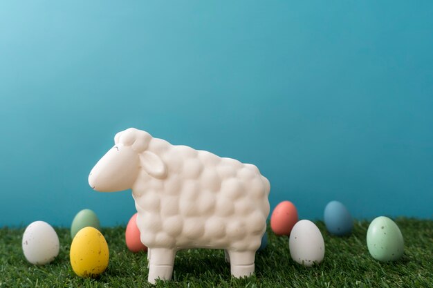 Composición de pascua con oveja y huevos de colores