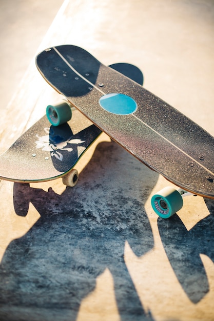 Foto gratuita composición de patinetas con estilo